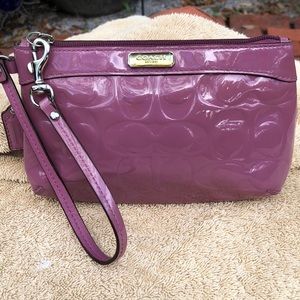 COACH🌸💜🌺 Patent leather embossed wristlet